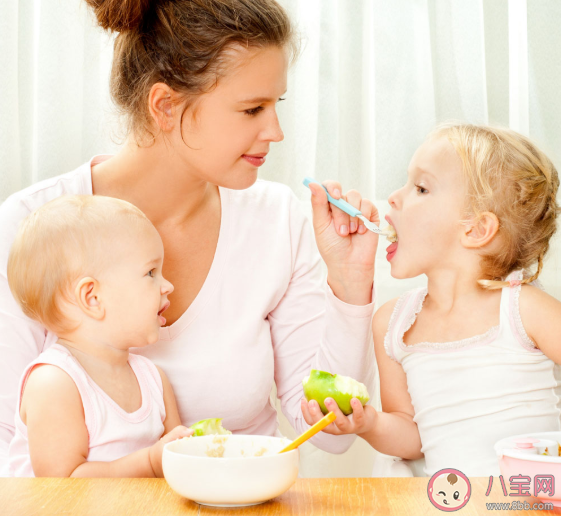 寶寶被過(guò)度喂養(yǎng)會(huì)有什么表現(xiàn) 小兒過(guò)度喂養(yǎng)的危害