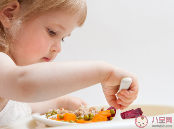 寶寶被過(guò)度喂養(yǎng)會(huì)有什么表現(xiàn) 小兒過(guò)度喂養(yǎng)的危害