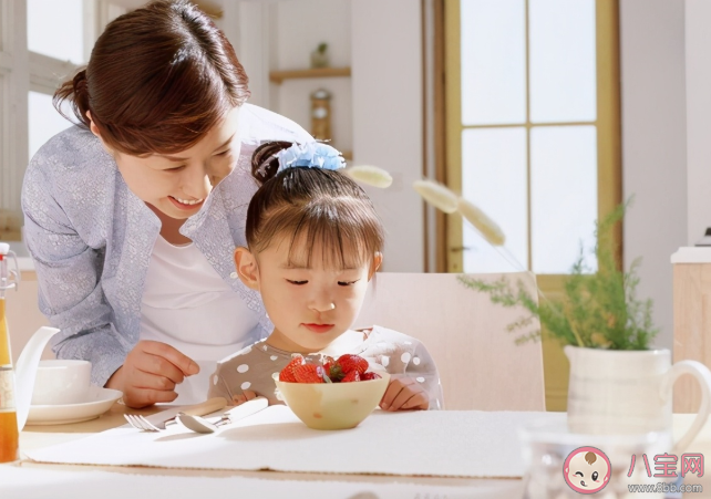 孩子每頓飯吃很多不給就哭正常嗎 如何避免過度喂養