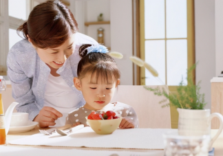 孩子每頓飯吃很多不給就哭正常嗎 如何避免過度喂養
