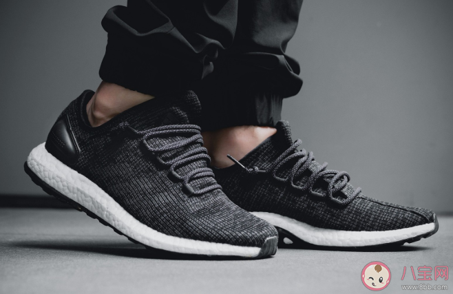 普通運(yùn)動(dòng)鞋和專業(yè)跑步鞋有什么區(qū)別 運(yùn)動(dòng)選什么鞋好 普通運(yùn)動(dòng)鞋和專業(yè)跑步鞋有什么區(qū)別 運(yùn)動(dòng)選什么鞋好