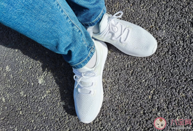 普通運(yùn)動(dòng)鞋和專業(yè)跑步鞋有什么區(qū)別 運(yùn)動(dòng)選什么鞋好 普通運(yùn)動(dòng)鞋和專業(yè)跑步鞋有什么區(qū)別 運(yùn)動(dòng)選什么鞋好