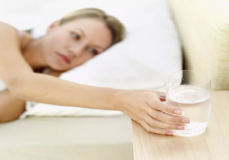 早上先刷牙還是先喝水 晨起喝一杯溫開水的好處