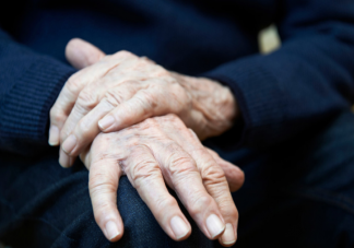 出現(xiàn)手抖是帕金森病嗎 得了帕金森病有哪些癥狀表現(xiàn)