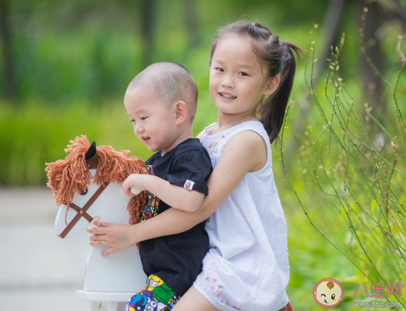 姐姐就該讓著弟弟嗎 如何平衡姐姐和弟弟的關(guān)系