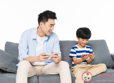 幼兒連續(xù)用電子產(chǎn)品不宜超過15分鐘 小孩子看電子產(chǎn)品太久有哪些壞處