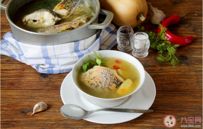 吃飯時能一邊喝水喝湯嗎 吃飯時喝湯比喝水健康嗎