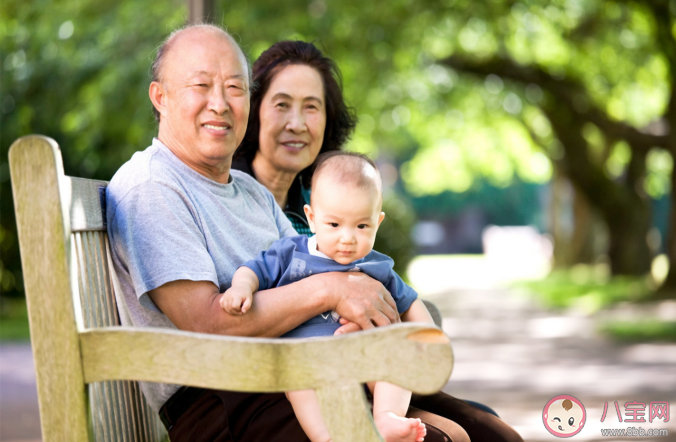 請(qǐng)老人帶孩子要不要給錢 老人帶孩子怎么給錢比較合適