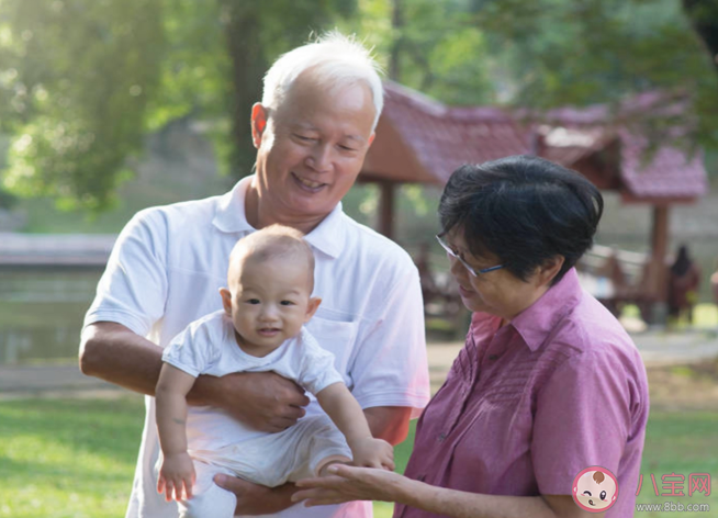 請(qǐng)老人帶孩子要不要給錢 老人帶孩子怎么給錢比較合適