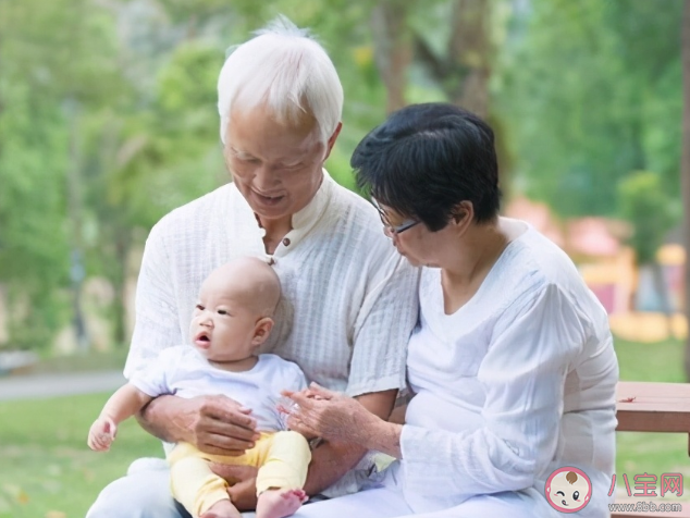 請(qǐng)老人帶孩子要不要給錢 老人帶孩子怎么給錢比較合適