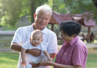 請老人帶孩子要不要給錢 老人帶孩子怎么給錢比較合適