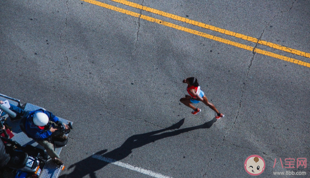 跑馬拉松真的很傷膝蓋嗎 跑馬拉松前要做好哪些準(zhǔn)備