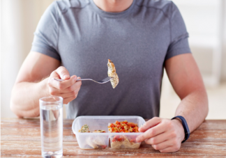 小伙忙工作饑一頓飽一頓患胃癌是怎么回事 吃飯饑一頓飽一頓有什么危害