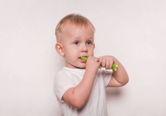 寶寶刷牙總是吃牙膏會氟中毒嗎 不同年齡寶寶怎么正確刷牙