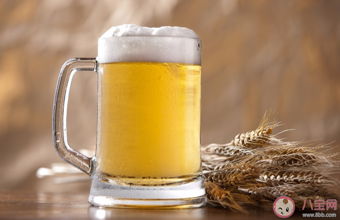 一杯啤酒總共能產生多少個氣泡 啤酒倒入杯中后為什么有很多氣泡上升