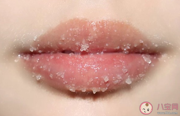 唇部干裂有死皮怎么清理 唇部護理方法技巧 唇部干裂有死皮怎么清理 唇部護理方法技巧
