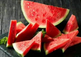 怎樣挑到營養(yǎng)好吃的西瓜 營養(yǎng)專家教你怎樣聰明吃瓜