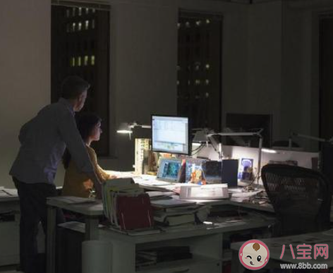 同事都加班職場新人該不該走 同事沒下班自己要走嗎 同事都加班職場新人該不該走 同事沒下班自己要走嗎