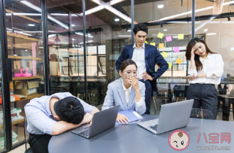 同事都加班職場新人該不該走 同事沒下班自己要走嗎 同事都加班職場新人該不該走 同事沒下班自己要走嗎