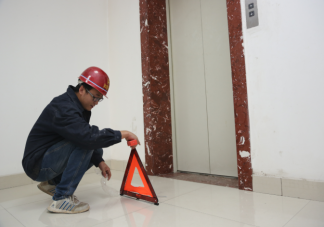 被困故障電梯如何自救 被困電梯哪些行為暗藏危險(xiǎn)