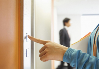 電梯急速下墜時(shí)保護(hù)自己的最佳動(dòng)作是什么 電梯突然停止運(yùn)行時(shí)怎么辦