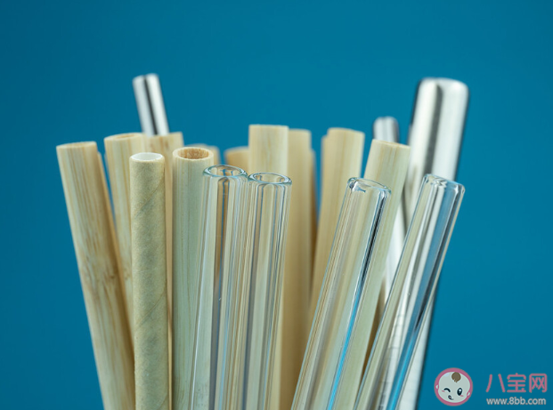 為什么不能用紙吸管喝可樂 紙吸管放入可樂里為什么冒泡泡 為什么不能用紙吸管喝可樂 紙吸管放入可樂里為什么冒泡泡