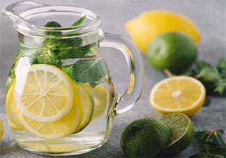 白天喝檸檬水皮膚會變黑嗎 干檸檬片泡水有效果嗎