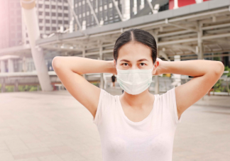 口罩內(nèi)可以放紙巾吸汗嗎 夏天戴口罩很悶熱怎么緩解不適