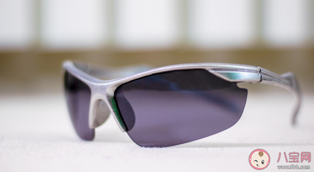 墨鏡跟防曬霜一樣需要天天戴嗎 挑選合格的太陽眼鏡看哪幾點 墨鏡跟防曬霜一樣需要天天戴嗎 挑選合格的太陽眼鏡看哪幾點