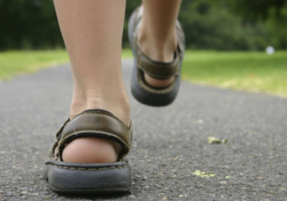 倒走健身對(duì)身體有哪些好處 倒走運(yùn)動(dòng)不適合哪些人