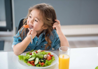 孩子不愛(ài)吃蔬菜能多吃水果代替嗎 怎么讓孩子接受吃蔬菜