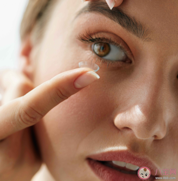 洗澡時要摘掉隱形眼鏡嗎 隱形眼鏡選購及佩戴指南