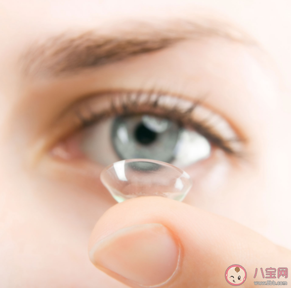洗澡時要摘掉隱形眼鏡嗎 隱形眼鏡選購及佩戴指南
