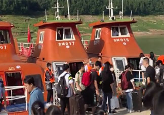 重慶一中學高三學生坐船趕考 為什么是坐船趕考