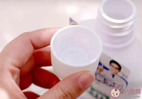 用漱口水后還要用清水漱口嗎 漱口水一不小心咽下去有危害嗎