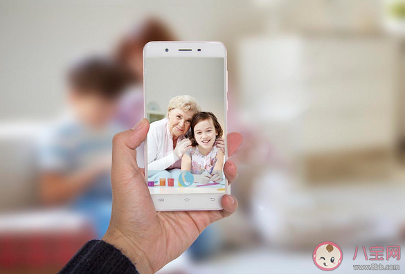 經(jīng)常用手機視頻聊天對寶寶視力有影響嗎 視頻聊天會對寶寶有什么傷害