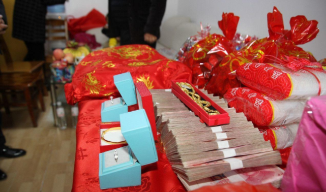 彩禮問題出現分歧要妥協嗎 彩禮是自己談還是父母談