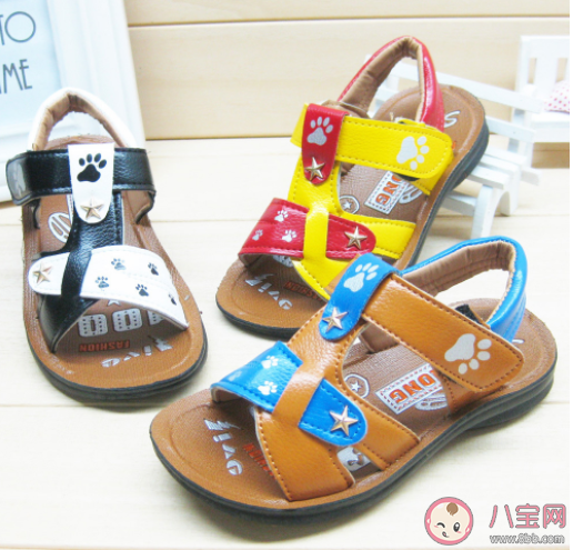 小孩幾歲就不需要穿包頭涼鞋了 最好不要給孩子穿什么涼鞋