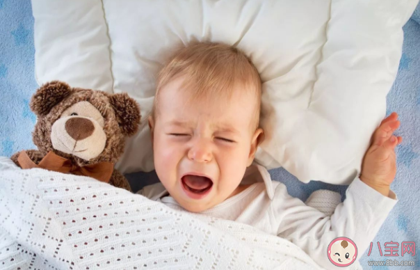 為什么孩子睡著后愛閉眼哭 孩子閉眼哭怎么辦