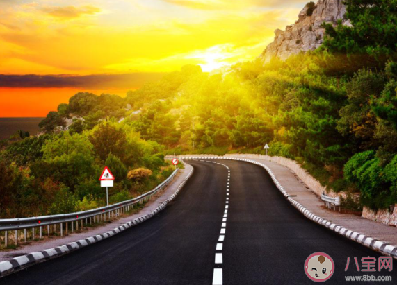 我們穿過慢速公路吹過金黃色臉頰是什么歌 《慢速公路》完整版歌詞在線聽歌 我們穿過慢速公路吹過金黃色臉頰是什么歌 《慢速公路》完整版歌詞在線聽歌