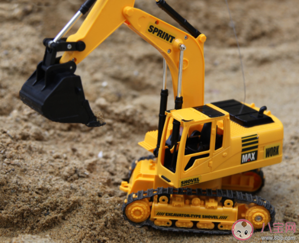 小孩喜歡挖掘機(jī)背后是什么心理 孩子癡迷挖掘機(jī)有什么好處