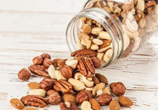 上班吃零食被同事說沒素質 上班能不能吃零食