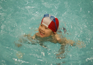 孩子多大可以去游泳池游泳 帶孩子去公共游泳池要注意什么