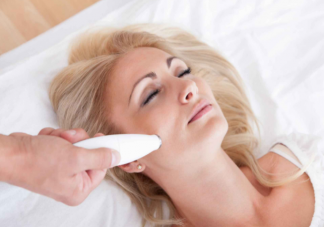 90后姑娘熬夜10年長出老年斑 避免熬夜老年斑能消除嗎