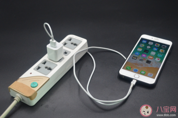 睡覺(jué)時(shí)充電器爆炸險(xiǎn)失明是怎么回事 睡覺(jué)時(shí)充電安全嗎