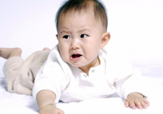 孩子前額磕出青包抹香油有用嗎 寶寶摔到前額有危險嗎