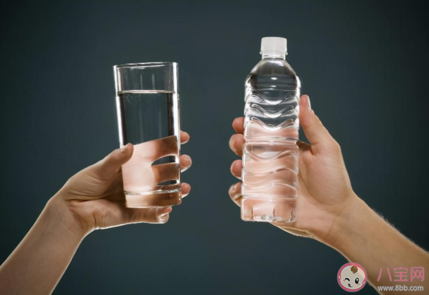 水喝太多時(shí)身體會發(fā)生什么 每天喝水超過多少會中毒 水喝太多時(shí)身體會發(fā)生什么 每天喝水超過多少會中毒