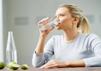 水喝太多時身體會發(fā)生什么 每天喝水超過多少會中毒
