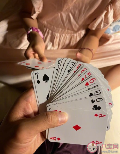 鄧超女兒睡前要求打撲克 孩子睡前應(yīng)該養(yǎng)成哪些好習(xí)慣