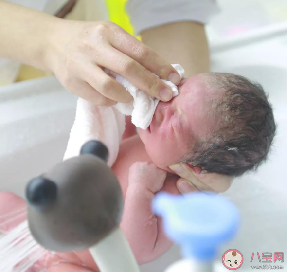 新生寶寶蛻皮后可以洗澡嗎 為什么新生兒會出現脫皮